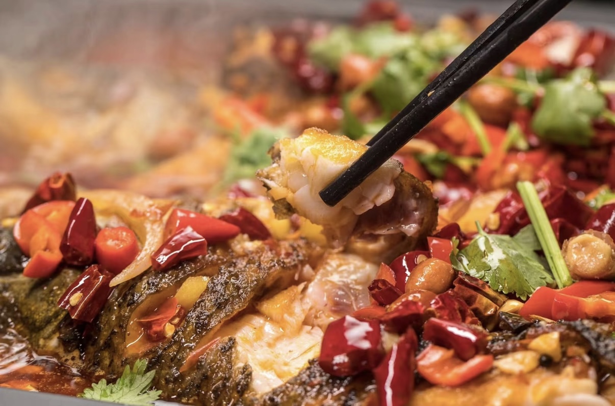 【晓晨烤吧、暑期甑选】烤鱼+小龙虾烧烤5-6人餐仅需158，夏季聚会好去处~~~